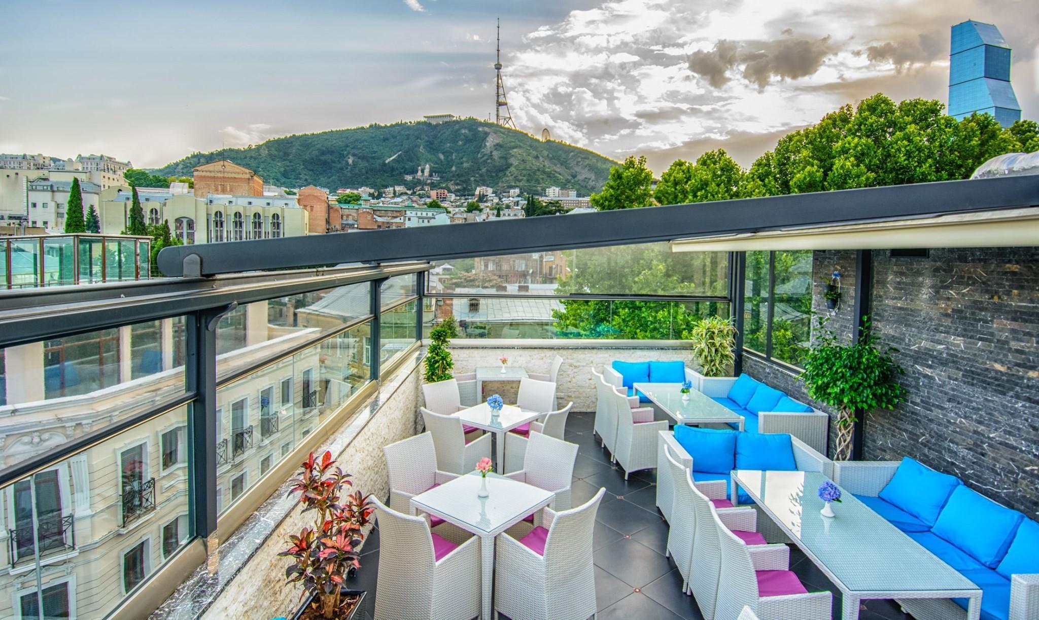 River Side Hotel Tbilisi Buitenkant foto Sky Bar