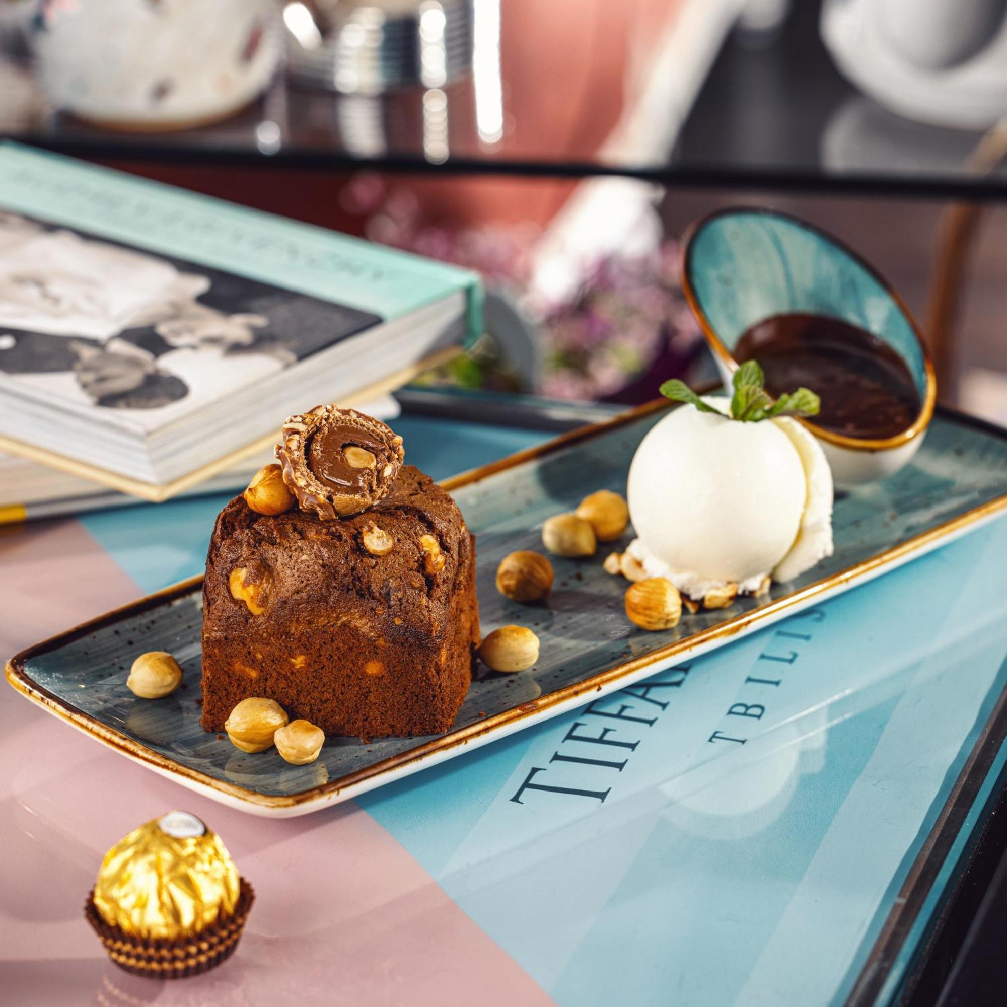 River Side Hotel Tbilisi Buitenkant foto A dessert at Tiffany's